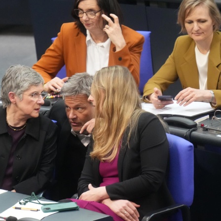 Robert Habeck spricht mit den Grünen-Fraktionsvorsitzenden Katharina Dröge und Britta Haßelmann im Deutschen Bundestag.