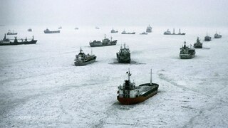 Schiffe sind im Eis festgefroren.