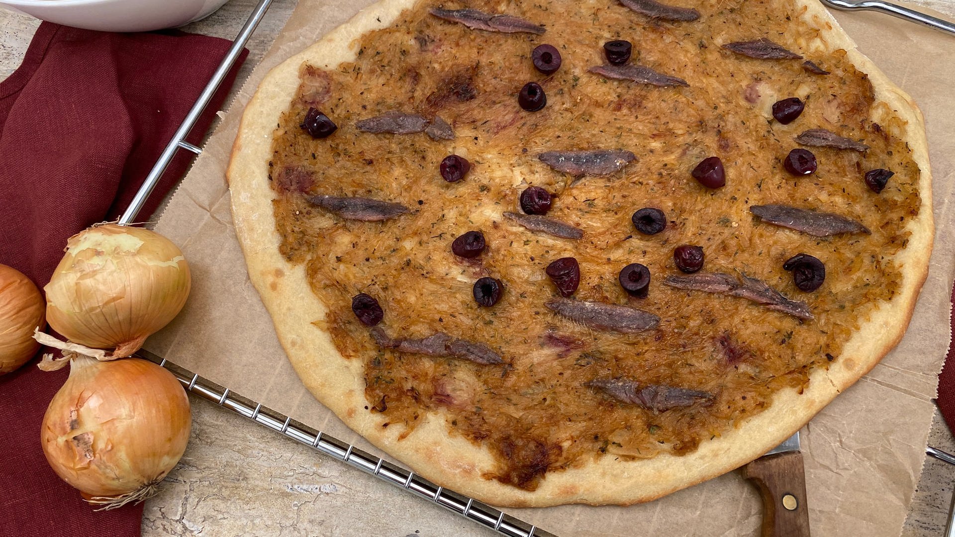 kaffee-oder-tee-franz-sischer-zwiebelkuchen-mit-tomatensalat-ard