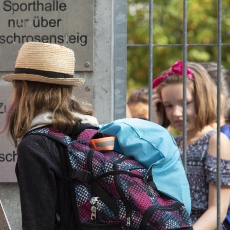 Kinder gehen in Britz an der Herrmann-Nohl-Grundschule auf den Pausenhof.