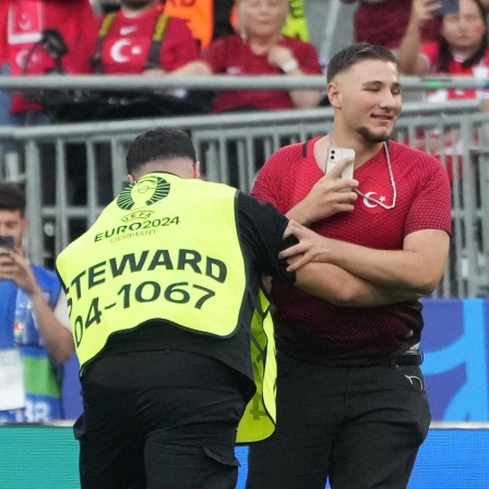 Flitzer rennt zu Cristiano Ronaldo und wird vo einem Steward gestoppt