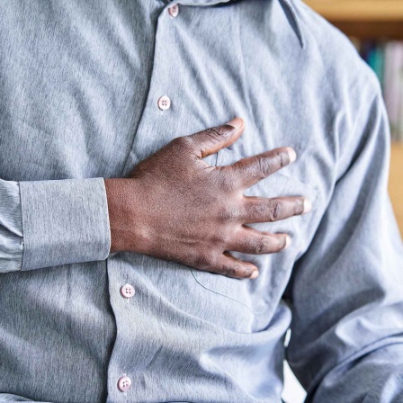 Symbol Herzinfarkt, Mann greift sich an Brust (Bild: IMAGO/PhotoAlto/Frédéric Cirou)