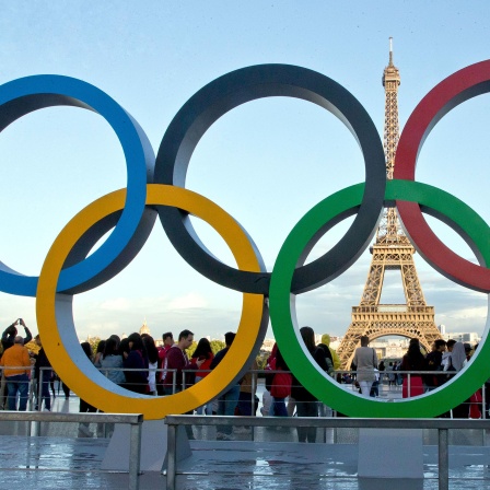 Die Olympischen Ringe 2017 in Paris vor dem Eiffelturm. 