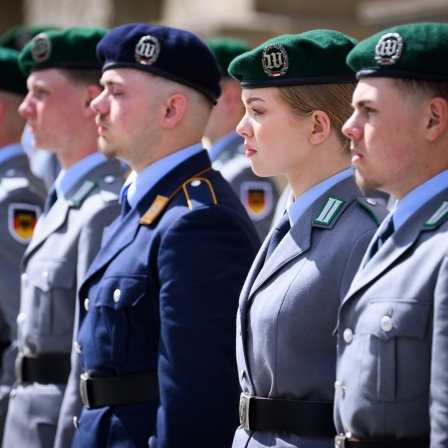 Rekrutinnen und Rekruten der Bundeswehr stehen beim öffentlichen Gelöbnis von Berliner Soldatinnen und Soldaten vor dem Abgeordnetenhaus von Berlin. 