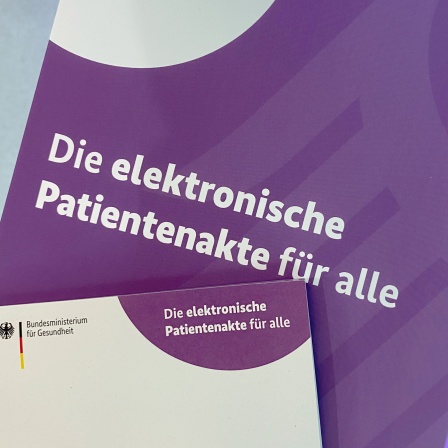 Violett-weiße Mappe mit der Aufschrift "Elektronische Patientenakte für alle" 