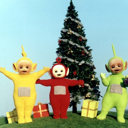 Die Teletubbies vor einem Weihnachtsbaum