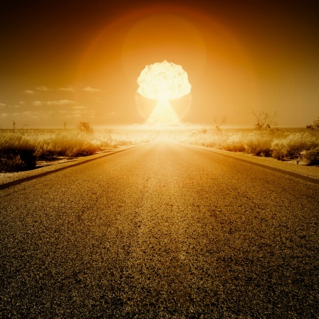 Explosion einer Atombombe am Ende einer langen Strasse