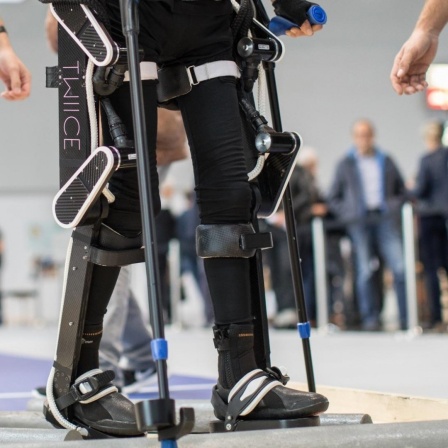 Auf der Pflegemesse Rehacare wird ein Exoskelett vorgestellt, das querschnittsgelähmten Menschen als Stütze dienen kann.