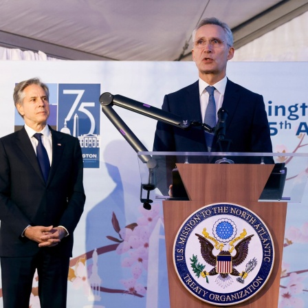Jens Stoltenberg (M), NATO-Generalsekretär, neben Antony Blinken (l), Außenminister der USA, und Julianne Smith, Botschafterin der USA bei der NATO, in Brüssel.