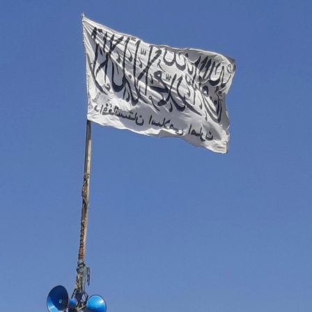Eine Taliban-Flagge weht auf einem Platz in Kundus.