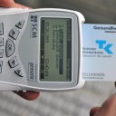 Eine elektronische Gesundheitskarte der Techniker Krankenkasse steckt in einem mobilen Lesegerät