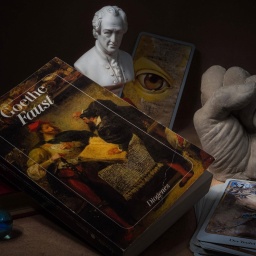 Stillleben mit Büchern, Glaskugel, Tarotkarten, Goethe-Büste und das Buch Faust