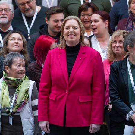 Mitglieder des Bürgerrats "Ernährung im Wandel" stehen mit Bärbel Bas (SPD), Präsidentin des Deutschen Bundestages, für ein Gruppenfoto zusammen.