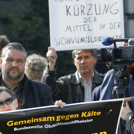 Protestteilnehmern mit Plakaten gegen die Streichung von Fördermittel für Gemeinsam gegen Kälte e.V. vor dem nordrhein-westfälischen Landtag in Düsseldorf