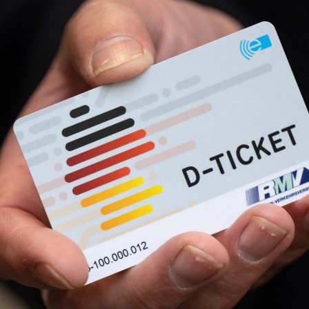 Ein «D-Ticket» im Chipkartenformat wird anlässlich des Verkaufsstarts des Deutschlandtickets im Frankfurter Hauptbahnhof auf einem Pressetermin gezeigt