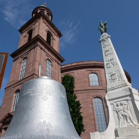 Die historische "Jahrhundertglocke" steht vor der Paulskirche in Frankfurt. Die Glocke wurde anlässlich des bevorstehenden Paulskirchen-Jubiläums aufgestellt