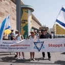 bei der Eröffnung der documenta fifteen Demontranten gegen Antisemitismus und PRO Israel
