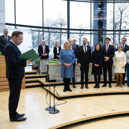 Alexander Dierks (CDU, l), Landtagspräsident, steht während der Vereidigung vor den Mitgliedern des Kabinetts im Sächsischen Landtag.