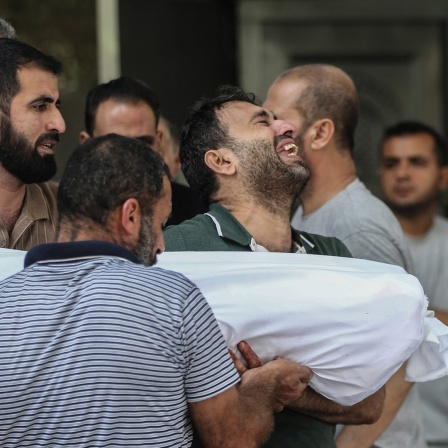 Ein palästinensischer Mann trauern am Al-Shifa-Krankenhauses um die Opfer nach israelischen Luftangriffen.