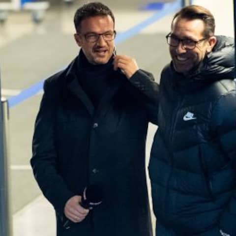 Fredi Bobic (l.) im Gespräch mit Hertha-Manager Michael Preetz. Quelle: imago images/Jan Huebner