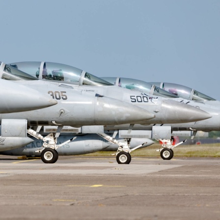 Jets vom Typ F18 der US Marine parken auf dem Luftwaffenstützpunkt Hohn. Sie werden an der Übung Air Defender 23 teilnehmen.