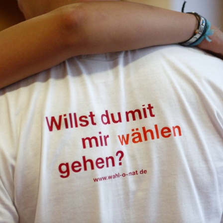 Junge Waehler testen den Wahl-O-Mat