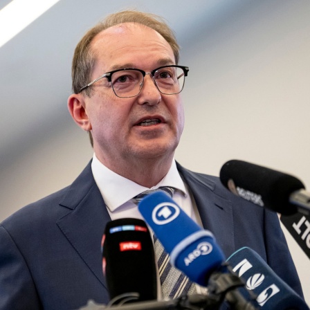 Bundesinnenminister Alexander Dobrindt (CSU) gibt ein Pressestatement.