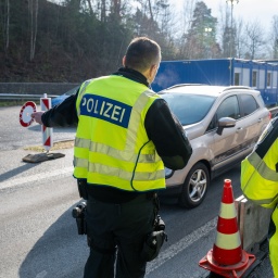 Bundespolizisten kontrollieren auf der Autobahn A64 aus Luxemburg kommend bei Trier Fahrzeuge und Insassen.