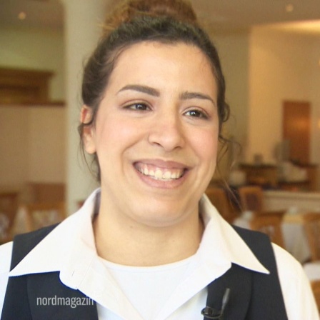 Eine Frau aus Marokko arbeitet nun in der Gastro in einem Hotel.