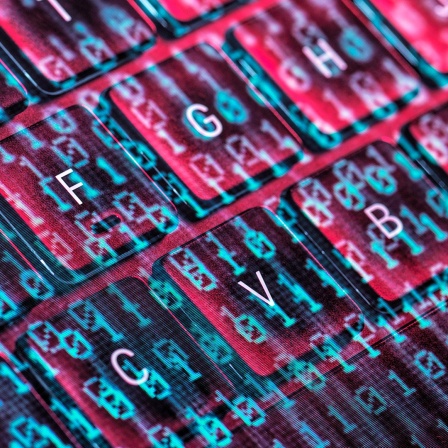 Eine leuchtende Computertastatur mit Zahlen und Buchstaben, die digitale Codes symbolisieren.