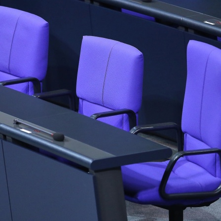 Leere Plätze des Bundeskanzlers, des Wirtschaftsministers und des Finanzministers vor Beginn der 197. Sitzung des Deutschen Bundestages.