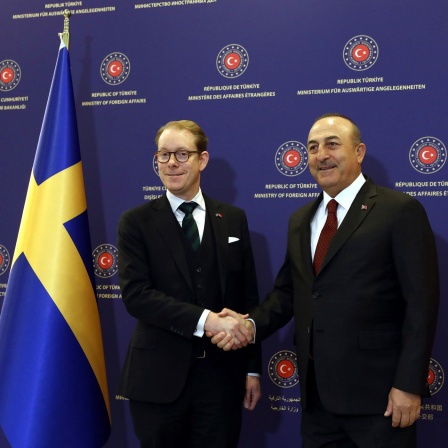 Mevlut Cavusoglu (r), Außenminister der Türkei, schüttelt Tobias Billström, Außenminister von Schweden, die Hand. (Bild: Ali Unal/AP/dpa)