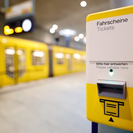 Ein Fahrschein-Entwerter in der Berliner U-Bahn, an dem Reisende ihre BVG-Tickets entwerten bzw. abstempeln müssen. 