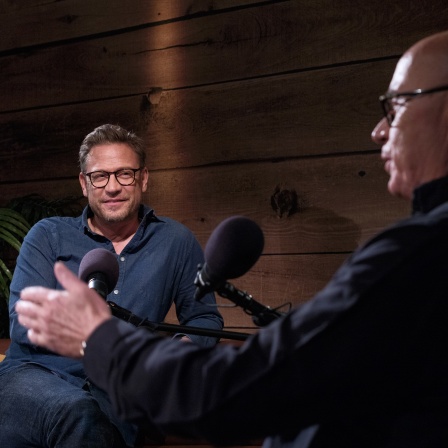 Florian Weber (links) und Christian Peter Dogs (rechts) im Talk zu "40+ Die Podcast Therapie" - sie geben Tipps für eine Generation zu Sex, Konflikten und Beziehungen