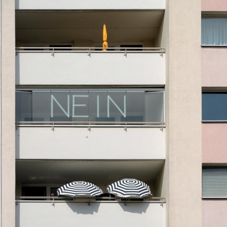 An einem Balkon steht gross das Wort "Nein".