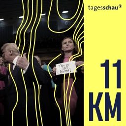 US-Präsident Donald Trump steht im Kongresses und zeigt einen Daumen hoch. Abgeordnete Melanie Stansbury (Demokratin, New Mexico) hält ein Schild mit der Aufschrift "This is not normal".