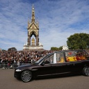 Der Leichenwagen mit der Queen verlässt London in Richtung Schloss Windsor.