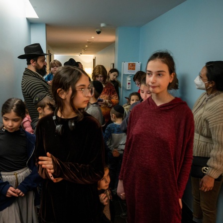 Geflüchtete Kinder aus Odessa stehen nach ihrer Ankunft in einem Flur in einem Hotel. Zwei Busse mit Kindern aus einem Waisenhaus in Odessa sind in Berlin angekommen.