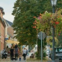 Dorfstraße mit Passanten