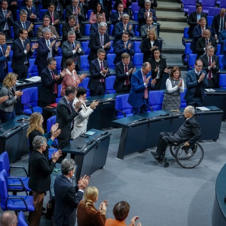 Abgeordnete des Bundestags applaudieren Wolfgang Schäuble anlässlich seiner 50-jährigen Zugehörigkeit als Bundestagsabgeordneter.