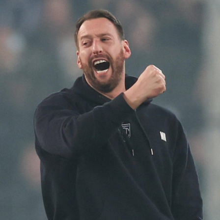 Bielefelds Trainer Mitch Kniat jubelt nach dem Spiel. 