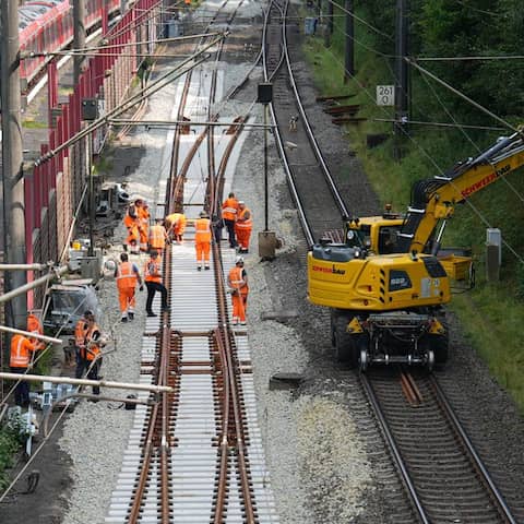 20.8.2024: Bauarbeiter arbeiten an den Gleisen auf der Bahnstrecke zwischen Hamburg und Berlin