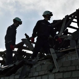 Rettungskräfte räumen die Trümmer der zerstörten Häuser nach einem russischen Drohnenangriff auf ein Wohnviertel in Saporischschja im Südosten der Ukraine.