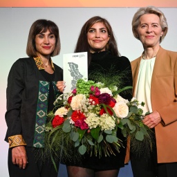 Die iranischen Aktivistinnen Mersedeh Shahinkar (l), iranische Aktivistin, und Shima Babaei (M) zusammen mit der Präsidentin der EU-Kommission Ursula von der Leyen bei der Verleihung des M100 Media Awards in Potsdam. 
