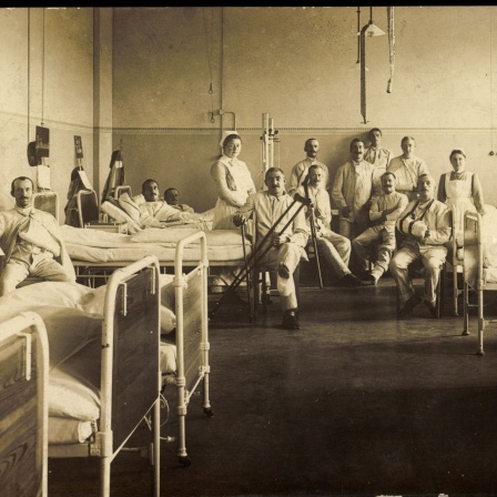 Rekonvaleszente Soldaten sowie Schwestern und Ärzte im Krankenhaus im Ersten Weltkrieg