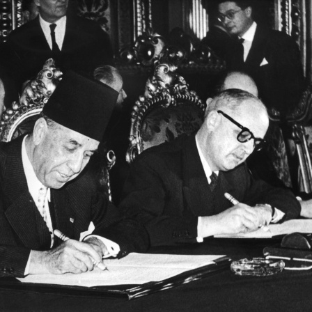 Der tunesische Ministerpräsident Tahar Ben Amar und sein französischer Amtskollege Christian Pineau unterzeichnen am 20.03.1956 das Protokoll über die offizielle Anerkennung Tunesiens als souveräner Staat (Archivbild)