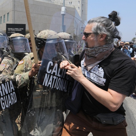 Soldaten der kalifornischen Nationalgarde stehen Demonstranten gegenüber. 