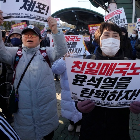 Mitglieder der größten Oppositionspartei, der Demokratischen Partei, veranstalten eine Kundgebung gegen den südkoreanischen Präsidenten Yoon Suk Yeol vor der Nationalversammlung in Seoul, Südkorea.