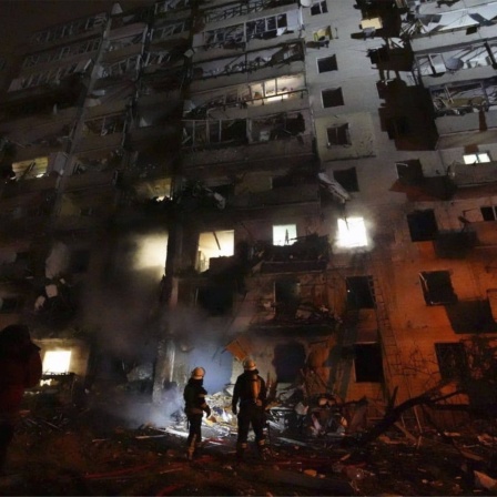 Das Beitragsbild des Dok5 "Und am Donnerstag war dann Krieg" zeigt ein ein zerstörtes Wohnhaus in Kiev am 24.02.2022.