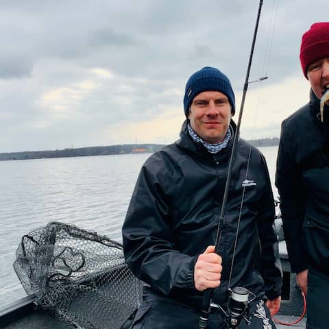 Die beiden Angebissen-Jungs Frieder (links) und Eric einsatzbereit auf der Havel(Quelle: rbb/F.Rößler)